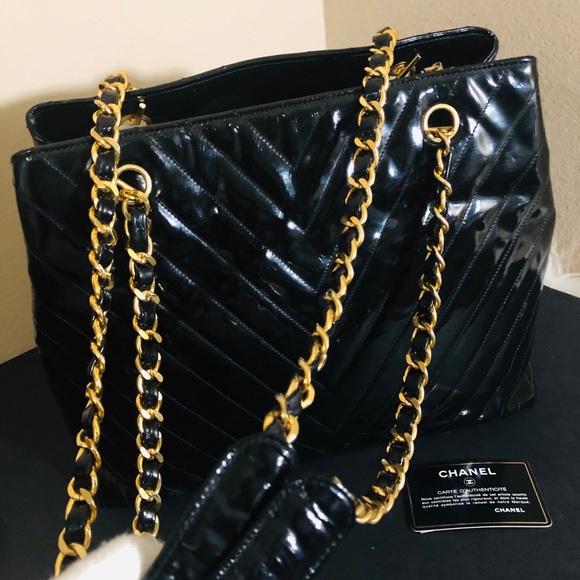 🔥CHANEL CHEVRON PURSE W/GOLD HARDWARES🔥 - Picture 2 of 14